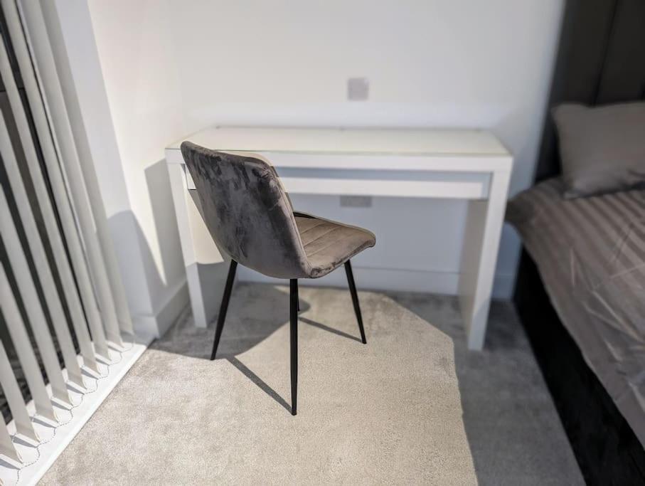 New Lux 1 Or 2 Bed Flats + Car Park + 5min Tube + Fast Wifi * Londres