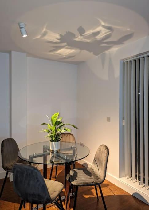 New Lux 1 Or 2 Bed Flats + Car Park + 5min Tube + Fast Wifi