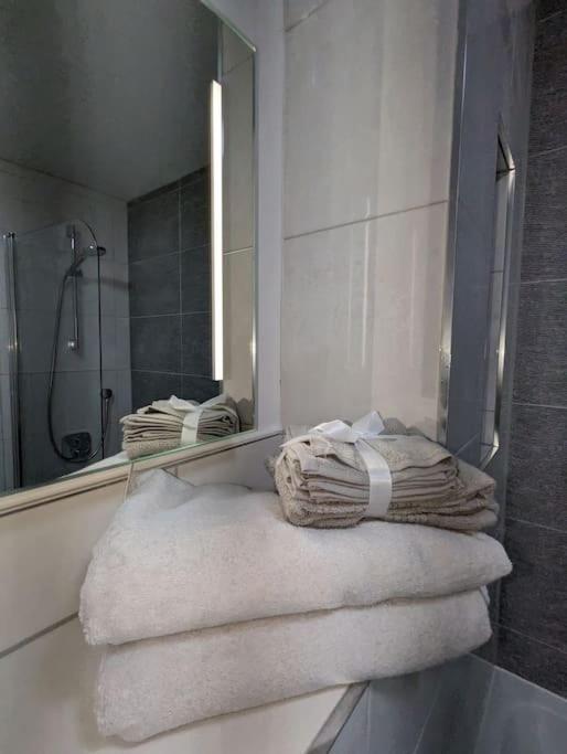 New Lux 1 Or 2 Bed Flats + Car Park + 5min Tube + Fast Wifi Appartement *