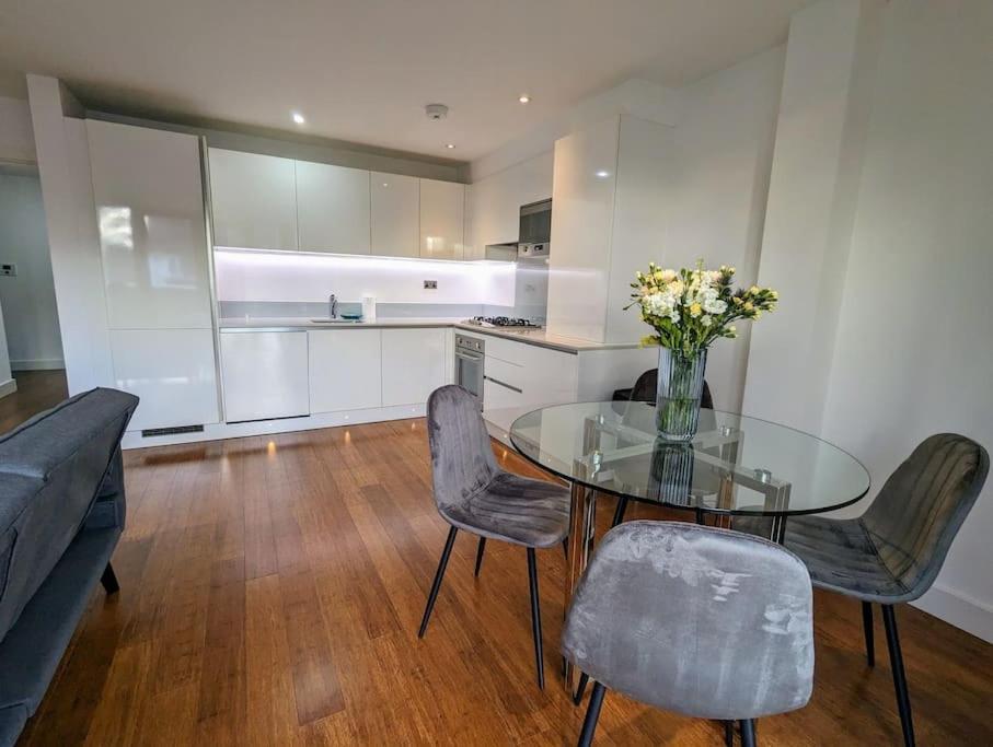 New Lux 1 Or 2 Bed Flats + Car Park + 5min Tube + Fast Wifi Appartement Londres