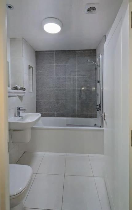 New Lux 1 Or 2 Bed Flats + Car Park + 5min Tube + Fast Wifi *