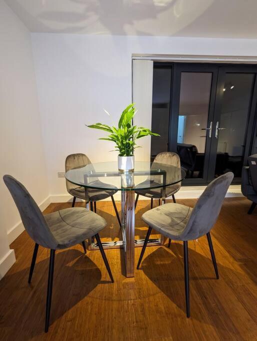New Lux 1 Or 2 Bed Flats + Car Park + 5min Tube + Fast Wifi Londres