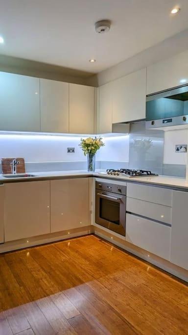 New Lux 1 Or 2 Bed Flats + Car Park + 5min Tube + Fast Wifi *