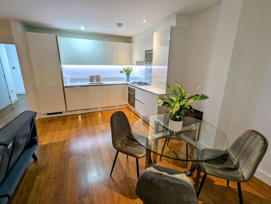 Appartement New Lux 1 Or 2 Bed Flats + Car Park + 5min Tube + Fast Wifi Londres