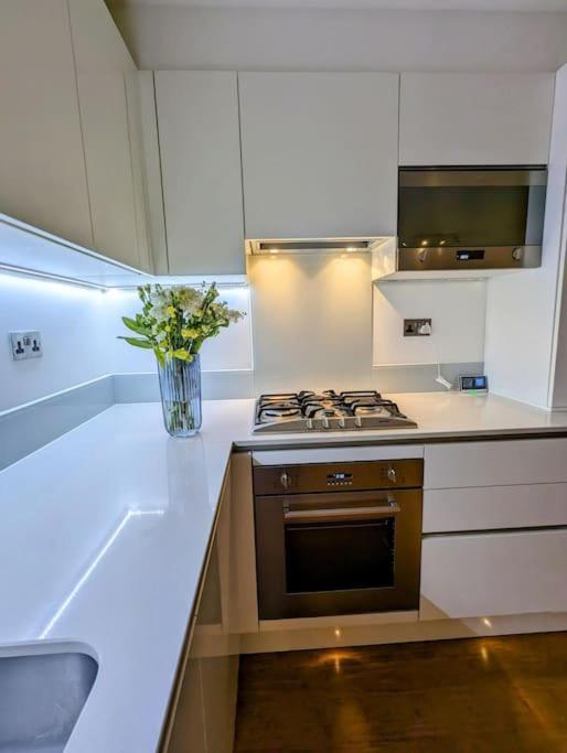 New Lux 1 Or 2 Bed Flats + Car Park + 5min Tube + Fast Wifi *