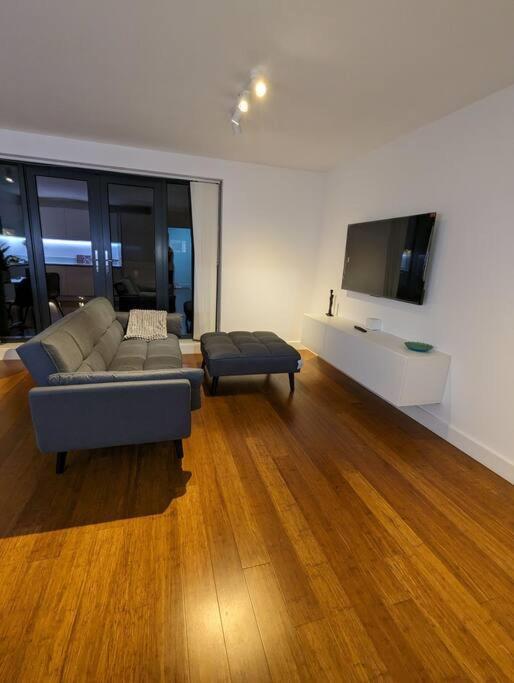 New Lux 1 Or 2 Bed Flats + Car Park + 5min Tube + Fast Wifi